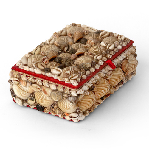 Rare vintage seashell encrusted trinket box with red felt lining (c.1950)