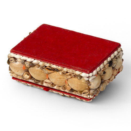 Rare vintage seashell encrusted trinket box with red felt lining (c.1950)