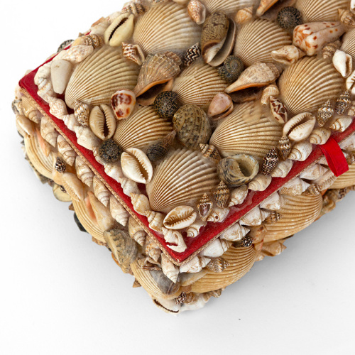 Rare vintage seashell encrusted trinket box with red felt lining (c.1950)